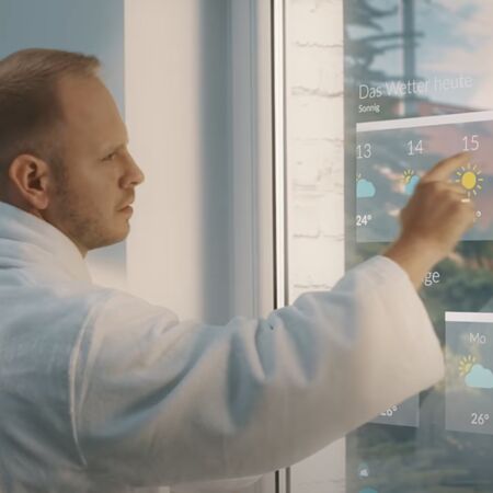 Ein Man klickt und prüft Wetter auf Drutex Smart Fenster