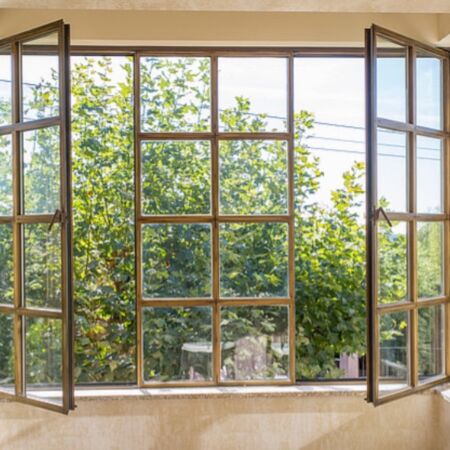 Moderne und elegante Stahl Fenster mit Sprossen und verschiedenen Farben von Jansen