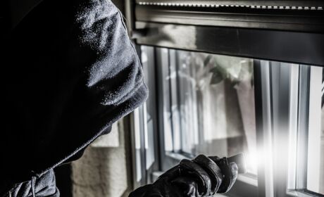 Einbruchsichere Fenster Systeme mit Einbruchschutzrollläden und Sicherheitsverglasungen und Beschläge