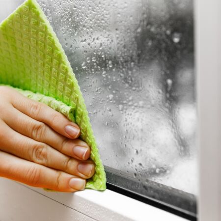 Einfache Pflegen und sauber machen der Fenster Profilen und Glas mit Tuch