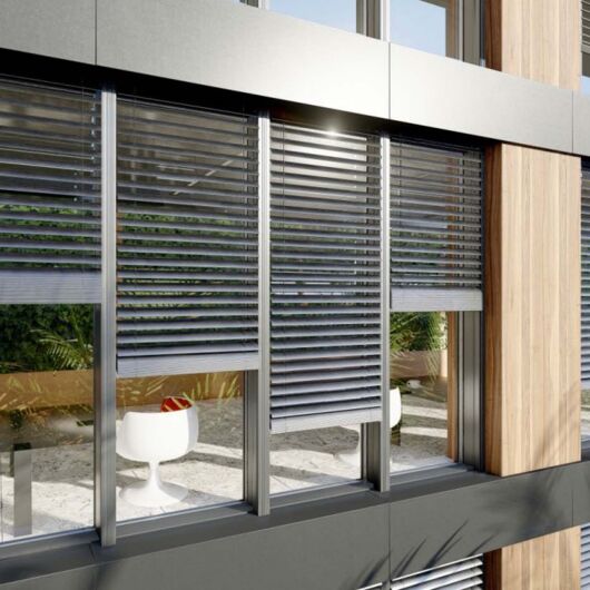 Mehrstöckiges Bürogebäude mit Aluminium Fenster und Sonnenschutz Vorbau Raffstoren in modischer Farbe Anthrazit