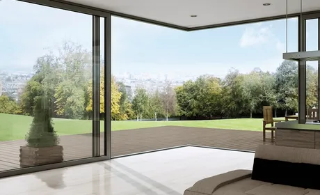 Große offene Eckfenster-Front mit Blick auf die Landschaft