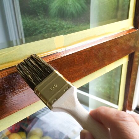 Streichen der Holzfenster mit gewünschten Farbe und Lack ist jetzt einfach