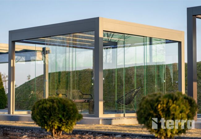 Moderne Glasdach und Glasseiten bei Pergola für Terrasse