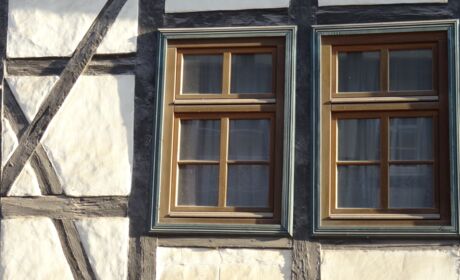 Holzfenster mit Wiener Sprossen in schwarz weißem Holzfachwerkhaus