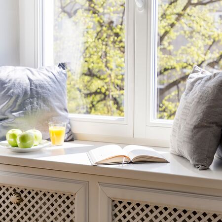 Ein Fenster mit Werzalit Innenfensterbank aus Holz