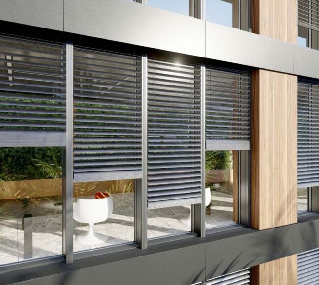 Mehrstöckiges Bürogebäude mit Aluminium Fenster und Sonnenschutz Vorbau Raffstoren in modischer Farbe Anthrazit