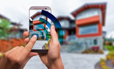 Ein modernes Smart Home mit Fenster, Türen und Sonnenschutz Systeme mit einer App gesteuert