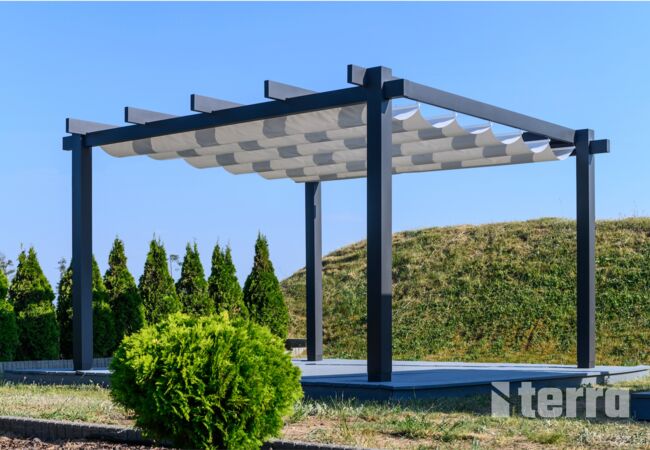 Selbststehende Pergola mit weißemTextildach und schwarzen Profile