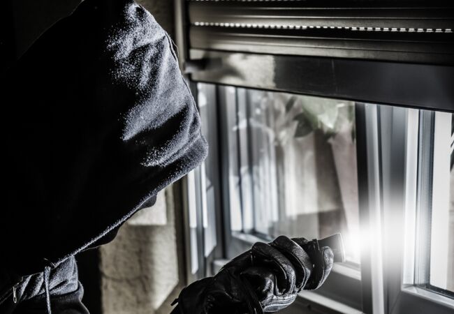 Einbruchsichere Fenster Systeme mit Einbruchschutzrollläden und Sicherheitsverglasungen und Beschläge