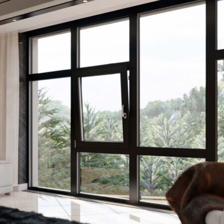 Wohnung mit schönem Blick durch dunkel Aluminium Kippfenster und Festverglasung mit Aufteilung auf Wunsch, die individuelle Design und Konstruktion ermöglicht