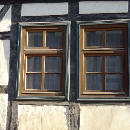 Holzfenster mit Wiener Sprossen in schwarz weißem Holzfachwerkhaus