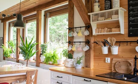 Holzfenster in rustikaler Küche mit Holzdetails