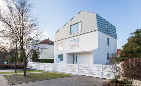 modernes Haus mit ungewöhnlicher Dachform und Giebelfenster